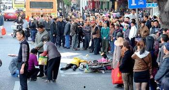 男子围观吃瓜,揭秘网络围观现象背后的心理与社会效应